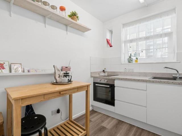 Flat for sale in Abbeville Village, Greater London