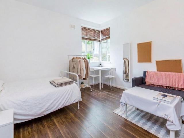 Flat for sale in Islington, Greater London