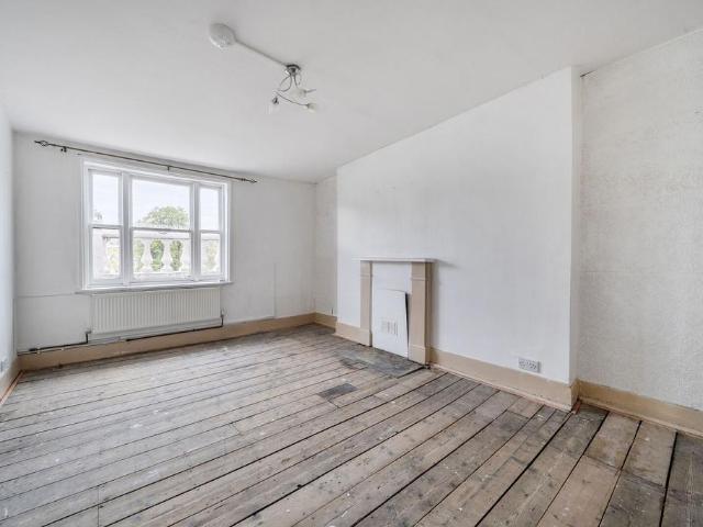 Flat for sale in Earl's Court, Greater London