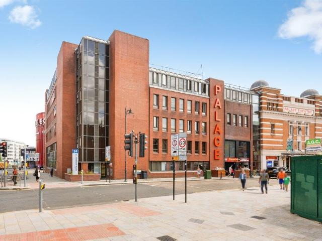 Flat for sale in North Watford, Hertfordshire