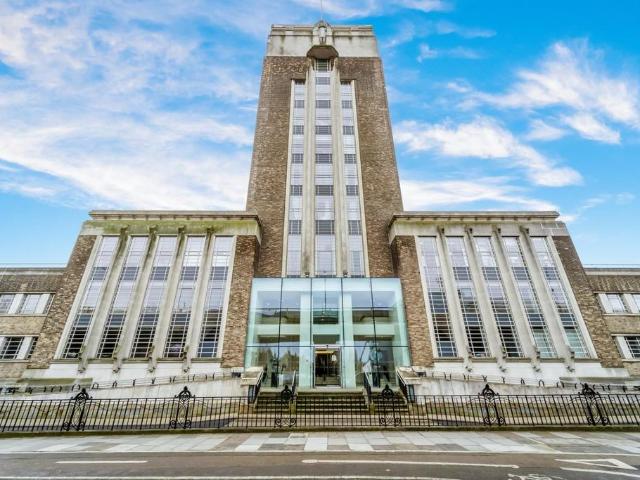 Flat for sale in London Borough of Hounslow, Cat Hill