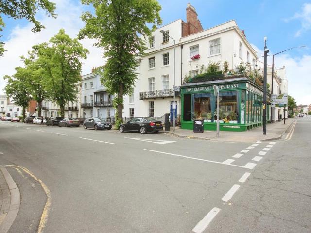 Flat for sale in Milverton, Warwick