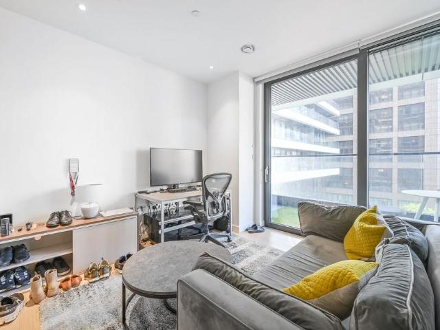 Flat for sale in Canary Wharf, Greater London
