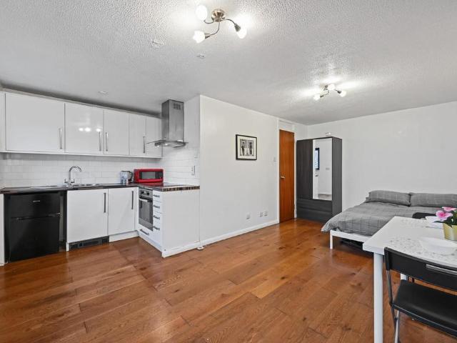 Flat for sale in London Borough of Ealing, Greater London