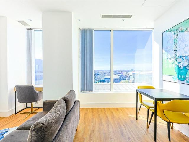 Flat for sale in London Borough of Ealing, Park Royal