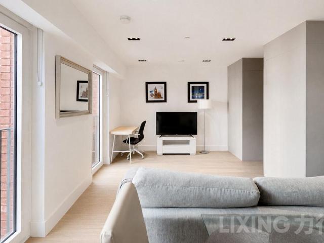 Flat for sale in Vauxhall, Greater London