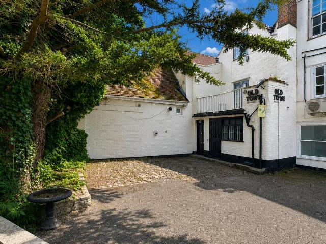 Flat for sale in Highfield, Pouchen End
