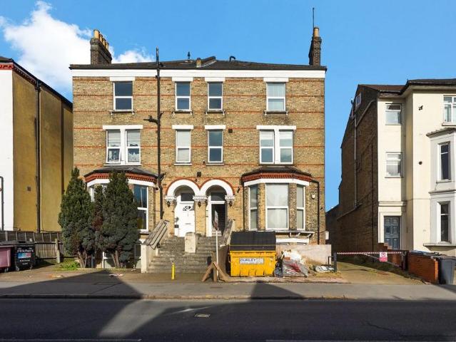 Flat for sale in London Borough of Croydon, Greater London