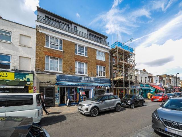 Flat for sale in London Borough of Lewisham, Deptford