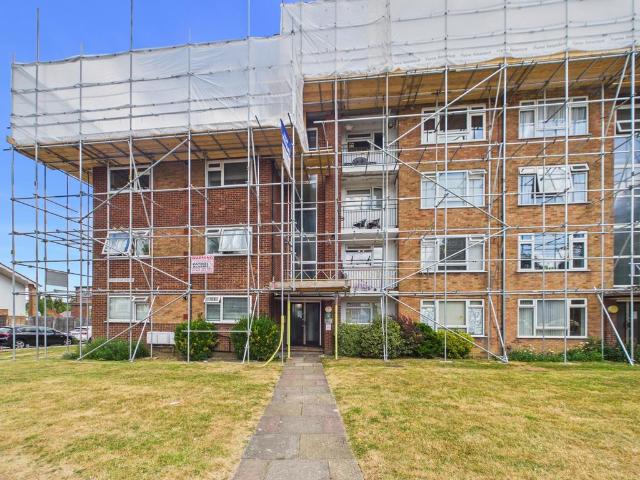 Flat for sale in Whetstone, Oakleigh Park