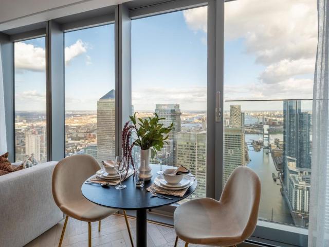 Flat for sale in Canary Wharf, Greater London