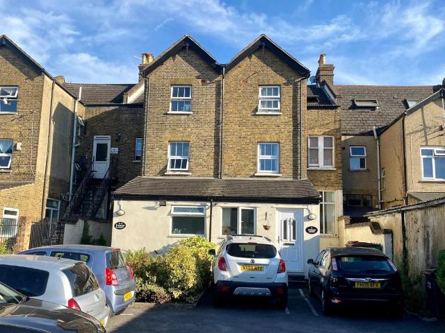 Flat for sale in Wallington, Greater London