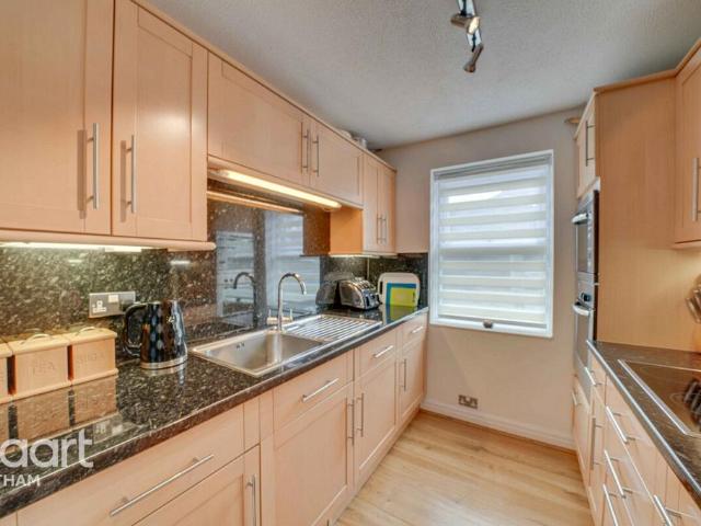 Flat for sale in Chipping Hill, Essex