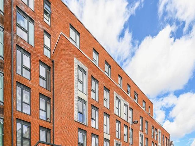 Flat for sale in London Borough of Ealing, Greater London