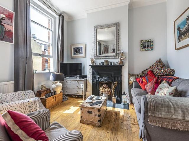 Flat for sale in Clapham Junction, Cat Hill
