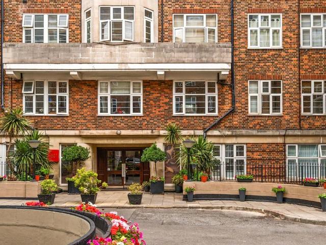 Flat for sale in Belsize Park, Greater London