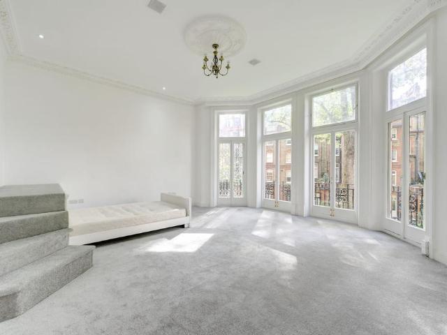 Flat for sale in Chelsea, Greater London