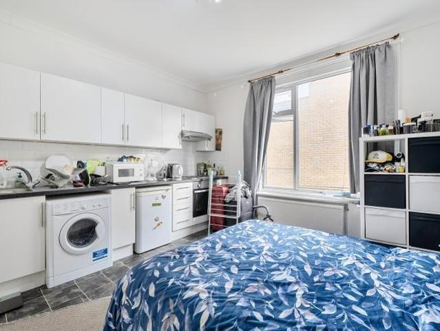 Flat for sale in London Borough of Croydon, Waddon