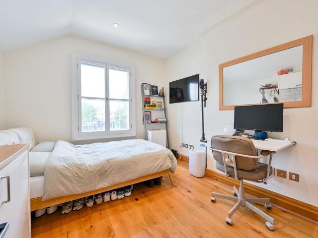 Flat for sale in North Sheen, Greater London