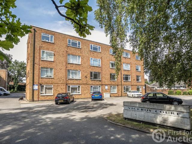 Flat for sale in Dunstable, Bedfordshire