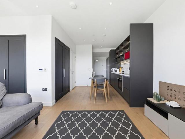 Flat for sale in London City Island, Blackwall