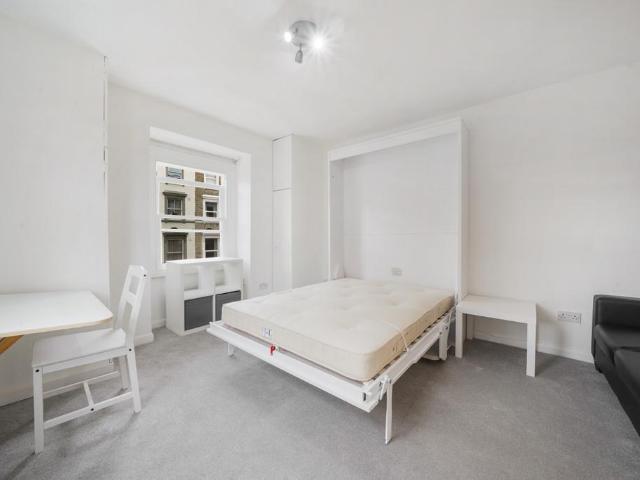 Flat for sale in West Kensington, Greater London