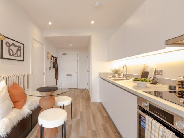 Flat for sale in Shepherd's Bush, London