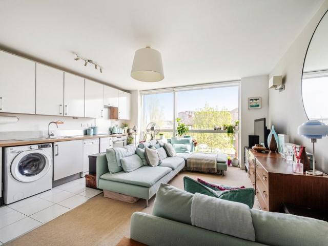 Flat for sale in Wandsworth, Greater London