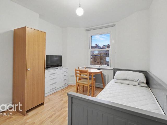 Flat for sale in Dollis Hill, Greater London