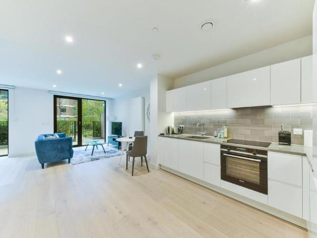Flat for sale in Silvertown, Greater London