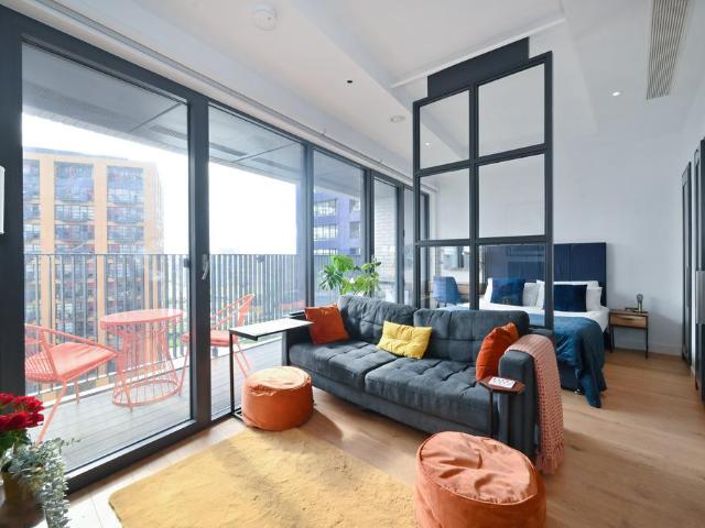 Flat for sale in London City Island, Blackwall