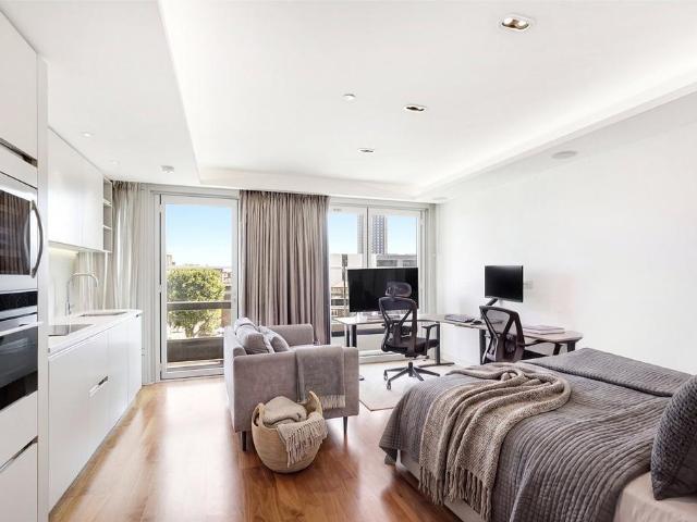 Flat for sale in Finsbury, Greater London