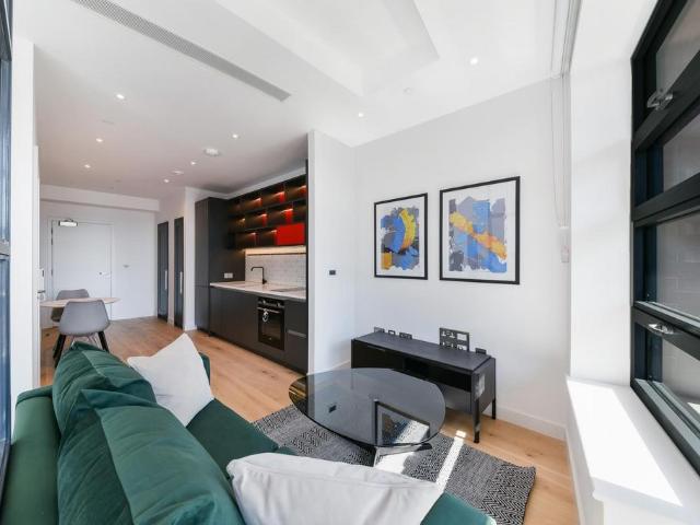 Flat for sale in London City Island, Cat Hill