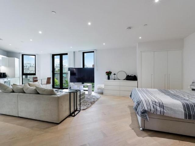 Flat for sale in Silvertown, Greater London