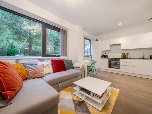 Flat for sale in St Albans, Five Acres