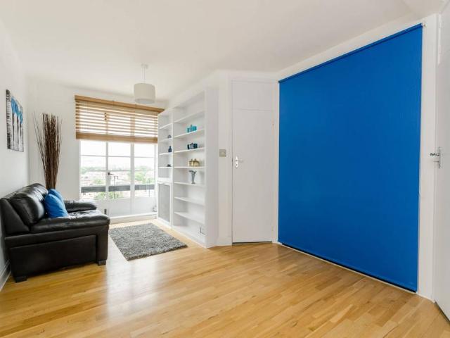 Flat for sale in Shepherd's Bush, Greater London