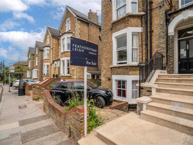 Flat for sale in North Sheen, Greater London
