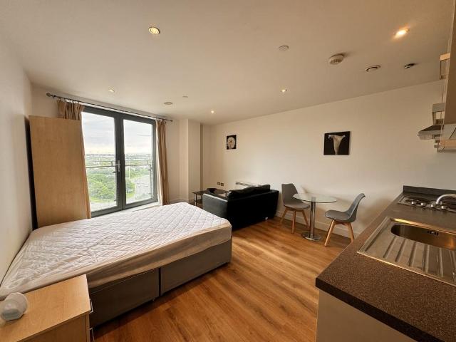 Flat for sale in Richmond Hill, West Yorkshire