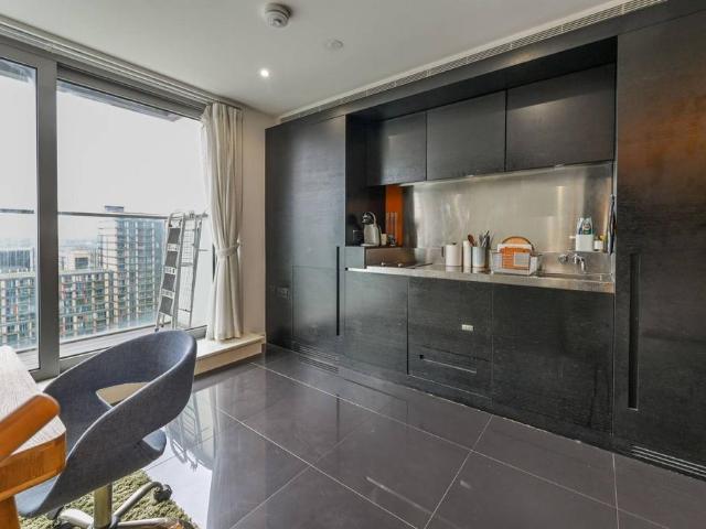 Flat for sale in Isle Of Dogs, Greater London