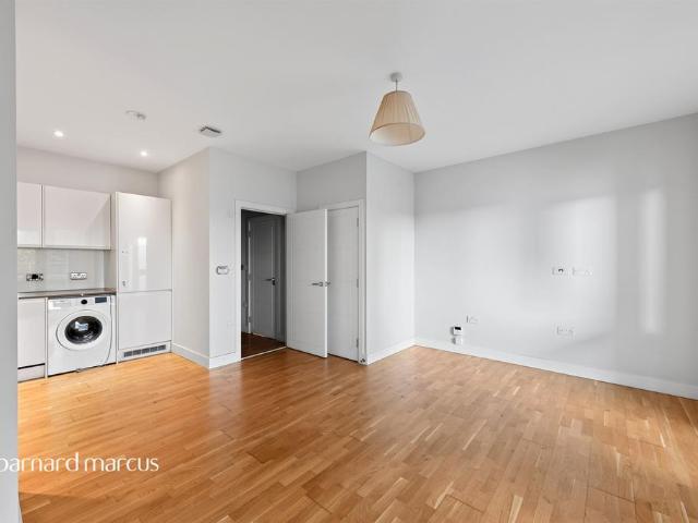 Flat for sale in Kempton Park, Lower Halliford
