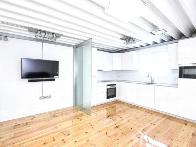 Flat for sale in The Hale, Mill Hill