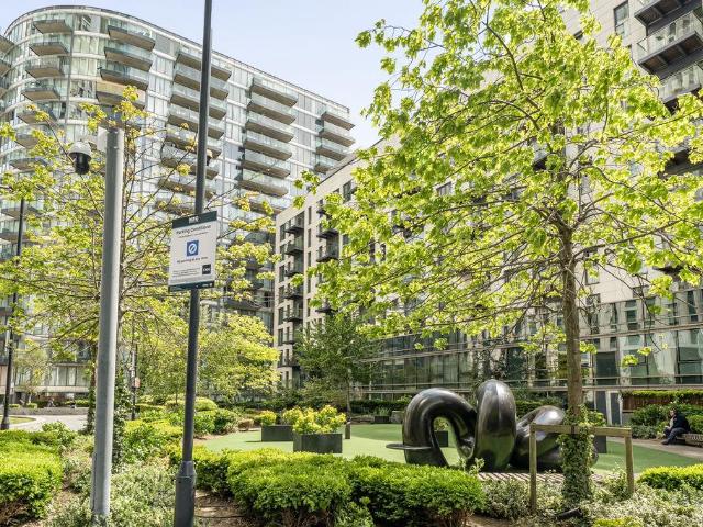 Flat for sale in Isle Of Dogs, Isle Of Man
