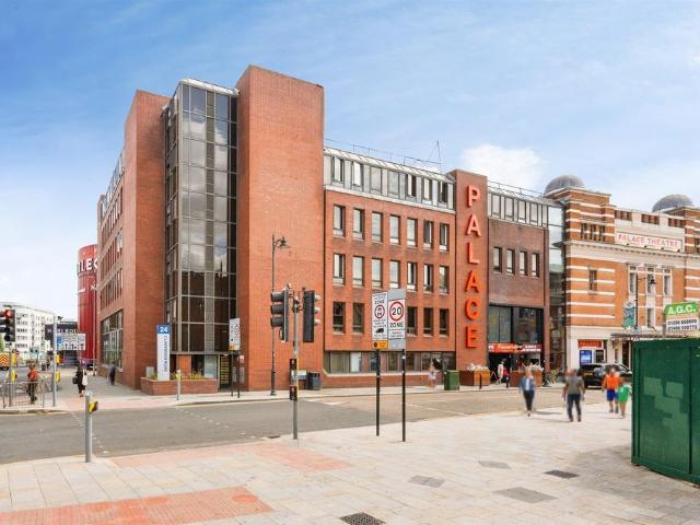 Flat for sale in Watford, Hertfordshire