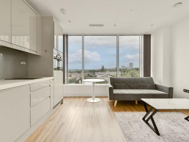 Flat for sale in London Borough of Ealing, Park Royal