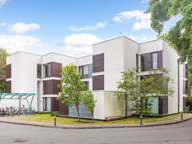 Flat for sale in Ham, Greater London