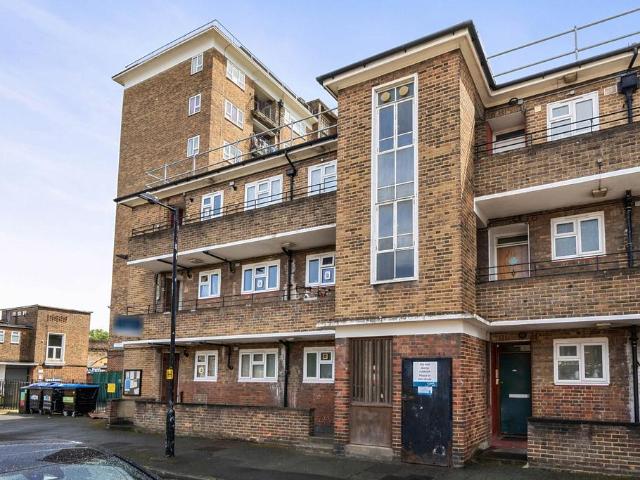 Flat for sale in Walworth, Greater London