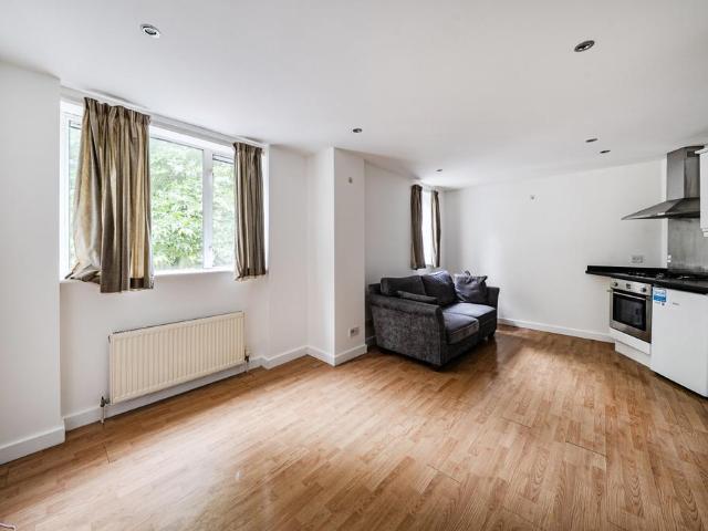 Flat for sale in Lane, Greater London