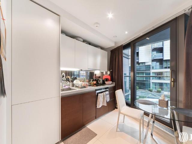 Flat for sale in Isle Of Dogs, Greater London