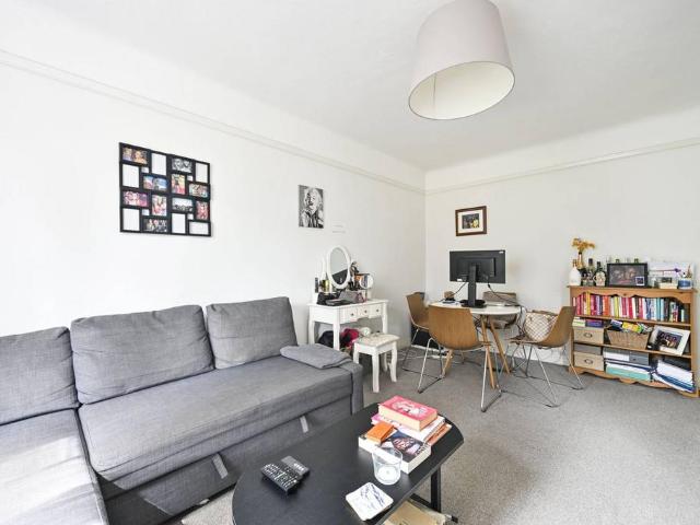 Flat for sale in South Hampstead, Greater London