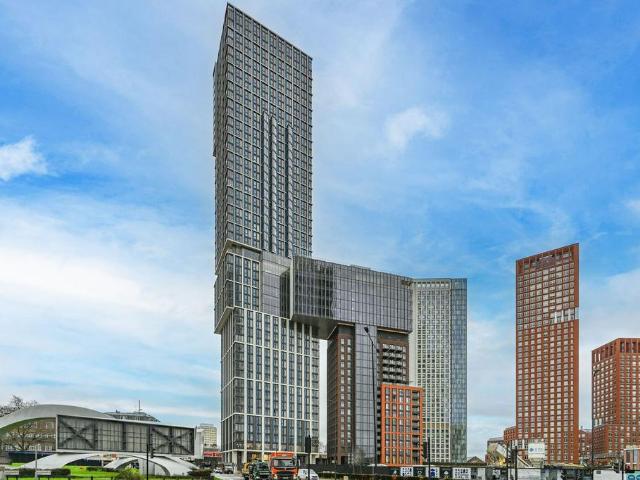 Flat for sale in Vauxhall, Greater London